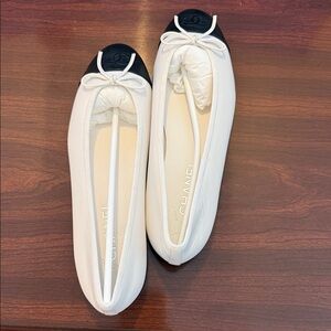 BNIB CHANEL white and Black Ballet Flats. Size 39.5